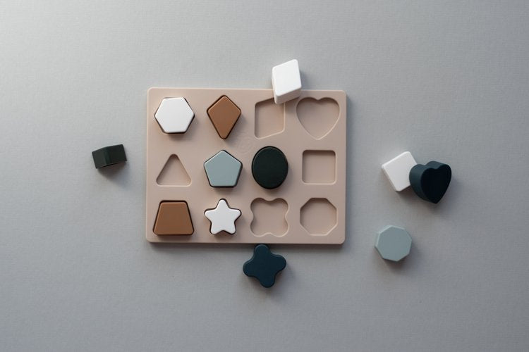 Our mini shape puzzle is perfect for the little problem solvers and shape learners in your life!
It’s made of 100% food-grade silicone, so it’s easy to clean, soft o