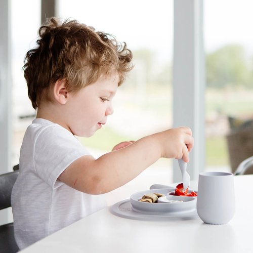 
As your infant transitions to toddlerhood, they are ready to start practicing new mealtime milestones. They are eating a balanced meal with different food groups an