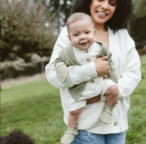 Our organic soft one piece knit outfit is the coziest day-wear for your babes. Made for adventure and soft enough for sleep.
Fabric: 100% Organic Cotton
- New garter