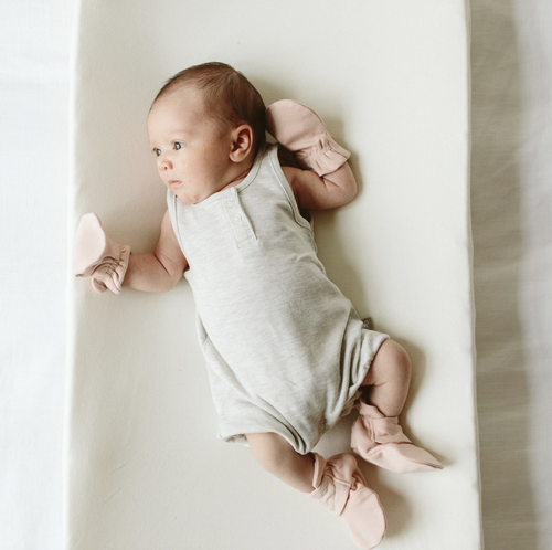 





Never lose another sock. A super-soft organic baby boot that is adjustable and stays on no matter what. Featuring our two-part adjustable closure system that r