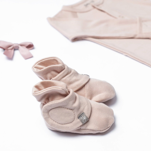 





Never lose another sock. A super-soft organic baby boot that is adjustable and stays on no matter what. Featuring our two-part adjustable closure system that r