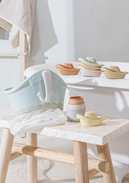 The only bath toy set you need! Little boats, little buckets; all stackable, so cute and eco-friendly. Plus, they all come in a practical and aesthetic storage net? 