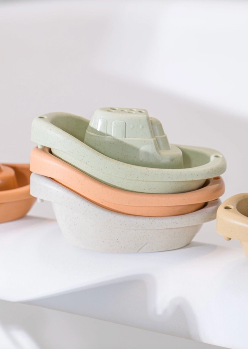 The only bath toy set you need! Little boats, little buckets; all stackable, so cute and eco-friendly. Plus, they all come in a practical and aesthetic storage net? 