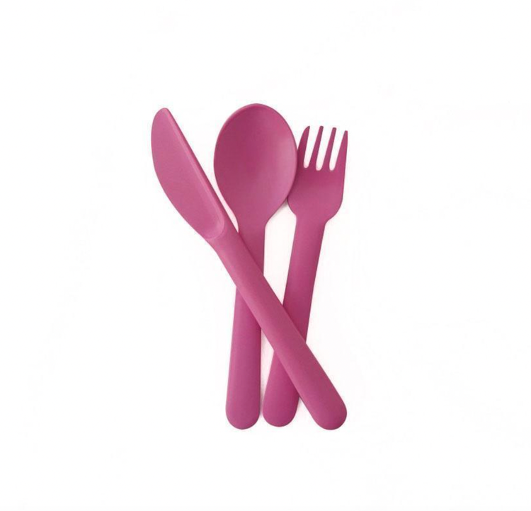 Designed for pint-sized hands, this set is conceived for kids 4 and up who begin to mimic cutting and shoveling food with a fork and a knife. Our children's cutlery 