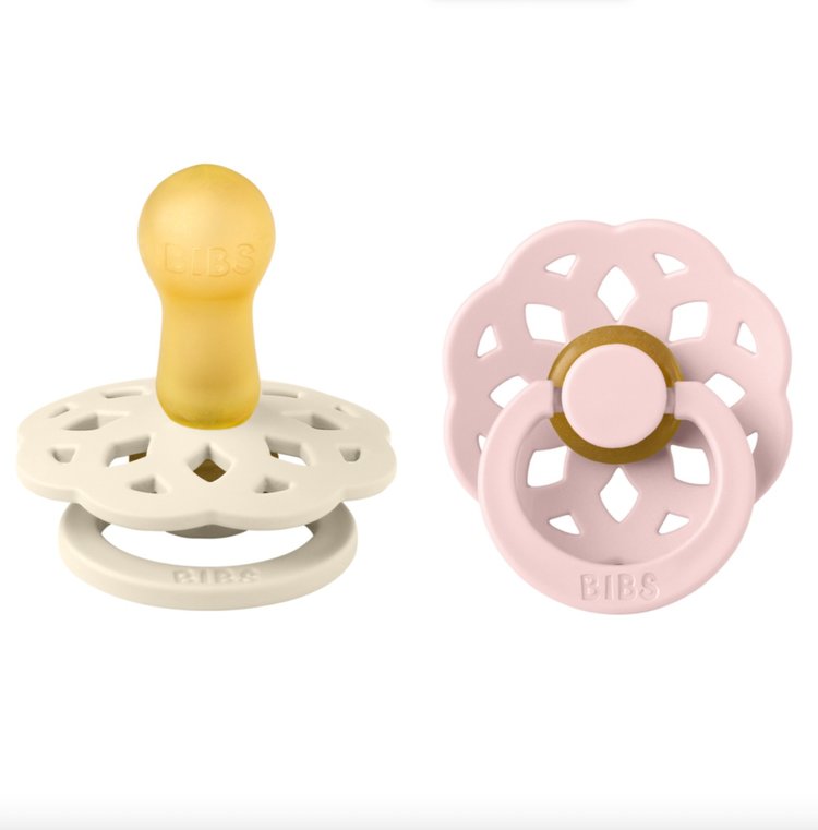 Our Boheme pacifier is inspired by the modern bohemian style. With its natural elements and organic silhouette Boheme appears in a fresh, creative, and aesthetic des