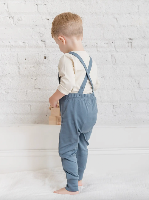 



Let your toddler tumble around in our Oli Overalls. With a tiny pocket to hold their treasures and our gentle organic fabric, these overalls are ready for action