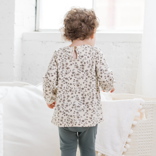 



The Sorren is ready for family photos, playground afternoons, and everything in between. With delicate ruffle details, cinched cuffs, and a coconut button closur