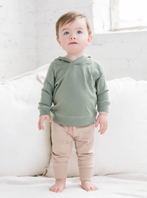 


Unbelievably soft and cozy, our organic Cruz Joggers are the perfect match back to our organic bodysuits and pullovers. With an adorable relaxed and slouchy fit, 