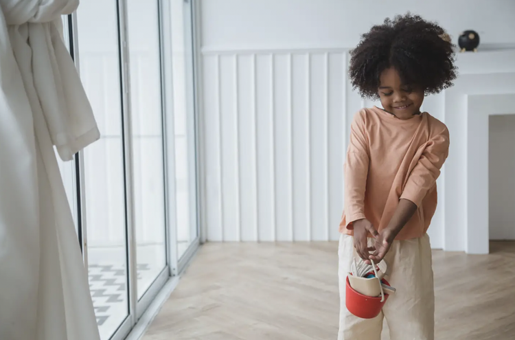 Enjoy this Cleaning Set with your children and partner with them to understand the importance of keeping a clean space! The set includes a bucket, spray bottle, sque