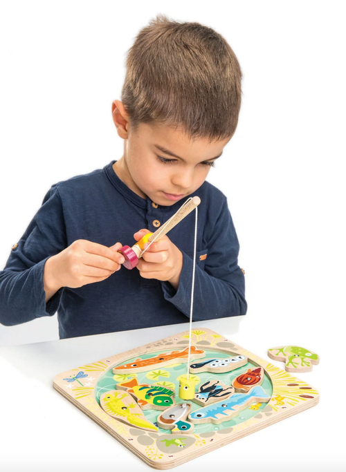 Let’s go fishing! The set includes a fully stocked pond, an extendable fishing rod with a magnetic end and 8 magnetized pond animals. The length of the rod can be ad