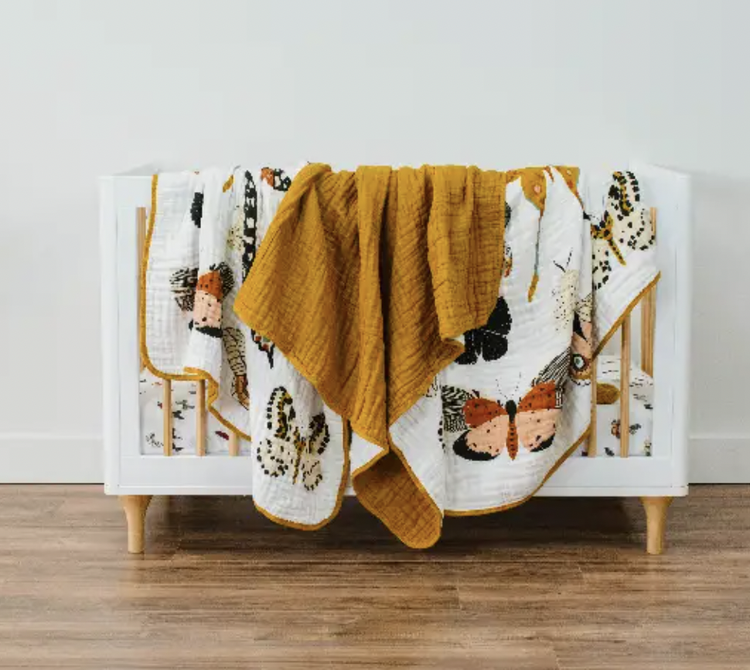 -Four layers of muslin come together in a breathable but warm quilt perfect for babies, toddlers, cribs, play time, picnics, and pictures.
-47x47 inches
-Made of 100