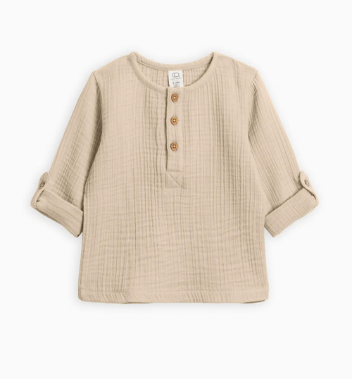Made with incredibly soft organic cotton muslin, this henley with adjustable sleeves and coconut buttons has a relaxed-fit silhouette that is a comfortable wardrobe 