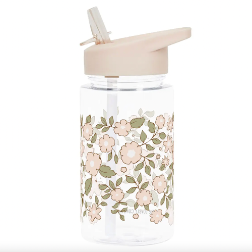 Drink bottle with handy drinking spout that is easy to open and close, even for little hands. The bottle is leakproof, making it perfect for taking to school and spo