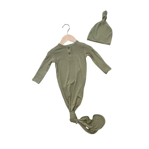 
Soft, comfortable, and elegantly modern. The perfect outfit for baby’s stay in the hospital and the journey home! The bottom of the gown can be tied and untied with