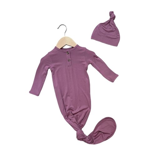 
Soft, comfortable, and elegantly modern. The perfect outfit for baby’s stay in the hospital and the journey home! The bottom of the gown can be tied and untied with